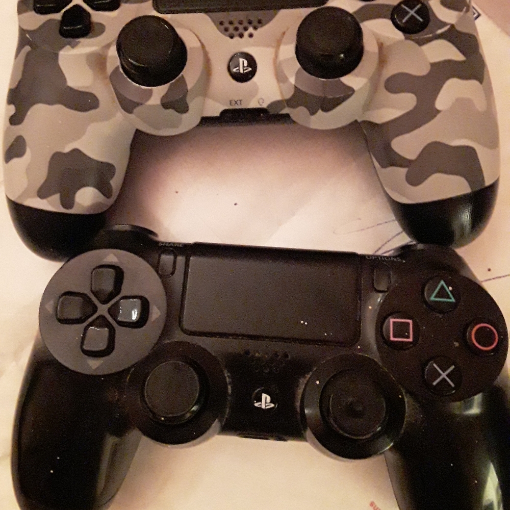 (2) Playstation 4 remote controls set of 2